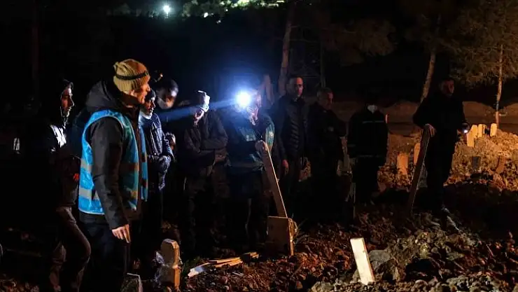 'Kahramanmaraş´ta defin işlemleri gece de sürüyor'