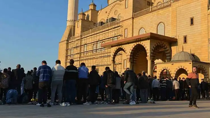'Kahramanmaraş´ta deprem sonrası ilk bayram namazı'