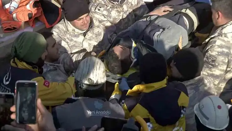 'Kahramanmaraş´ta depremin 198. saatinde 1 kişi enkazdan sağ çıkartıldı.'