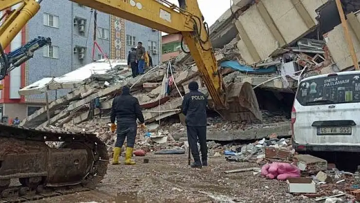 'Kahramanmaraş´ta en az 300 bina yıkıldı'