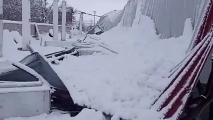 'Kahramanmaraş´ta kar nedeniyle kapalı pazarın çatısı çöktü'