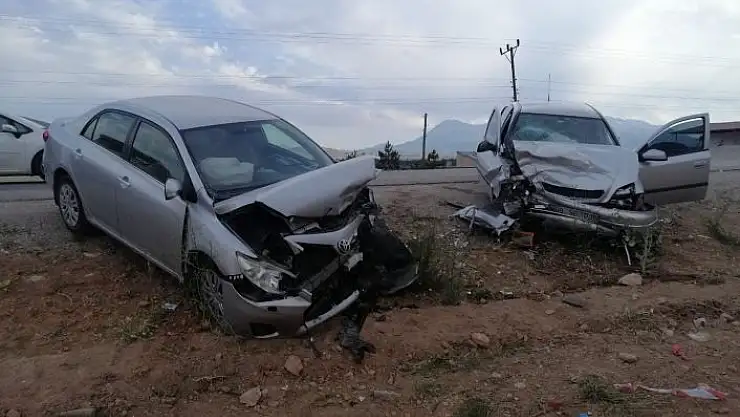 'Kahramanmaraş´ta otomobiller çarpıştı: 5 yaralı'