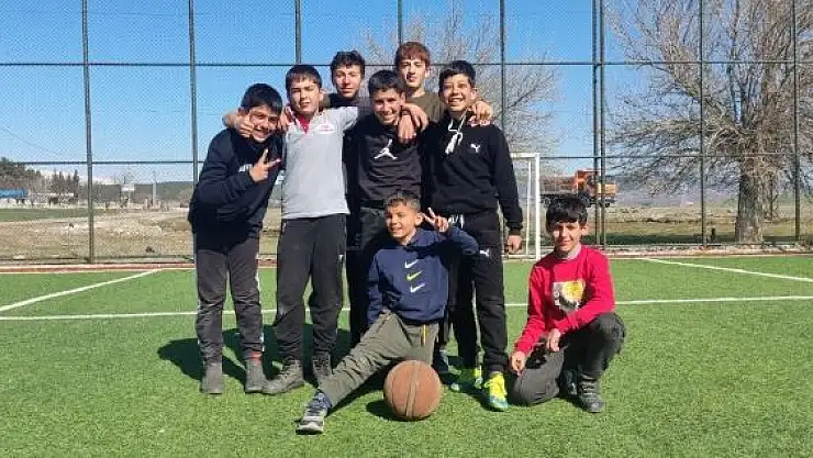 'Kahramanmaraş´taki depremzede çocuklar futbol oynayarak moral buluyor'
