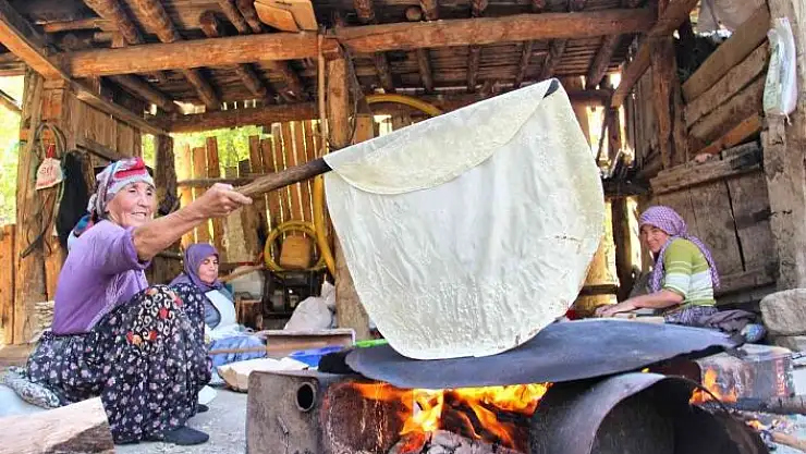 'Kahramanmaraşlı kadınların ''kış ekmeği'' hazırlığı'