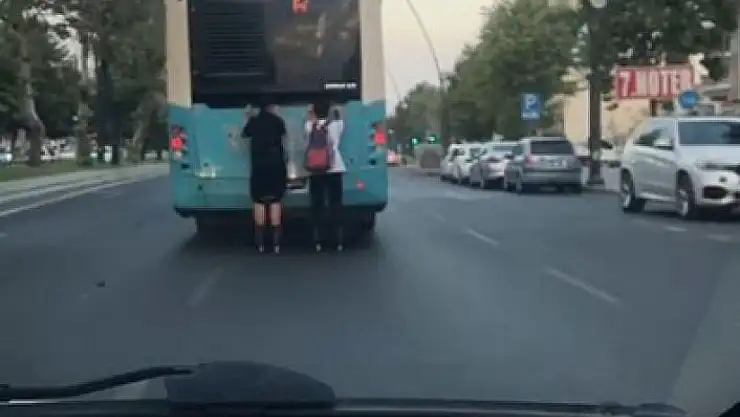 'Kahramanmaraşta patenli gençlerin tehlikeli yolculuğu kamerada'