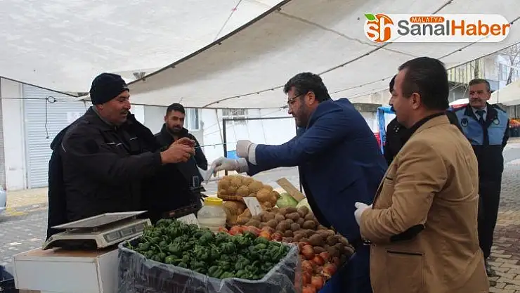Kahta Belediyesi pazarcı esnafa eldiven ve maske dağıttı