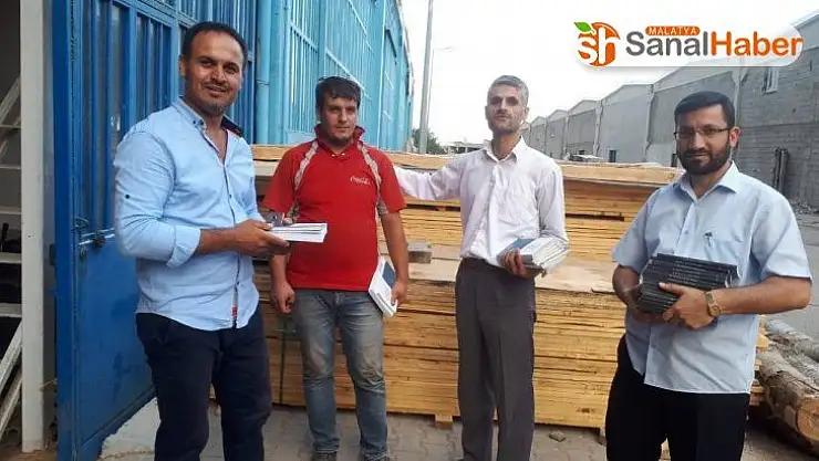 Kahta müftülüğü esnafa kitap dağıttı