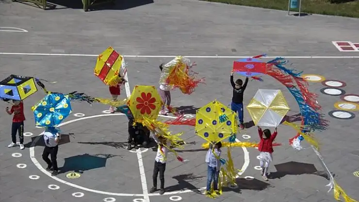 'Kahtalı öğrenciler kendi yaptıkları uçurtmaları uçurdu'