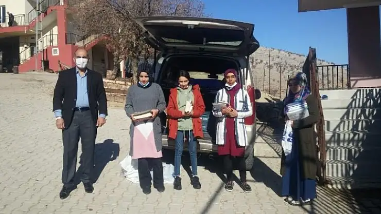 'Kahtalı öğretmenler köydeki kız öğrencilerine kitap dağıttı'