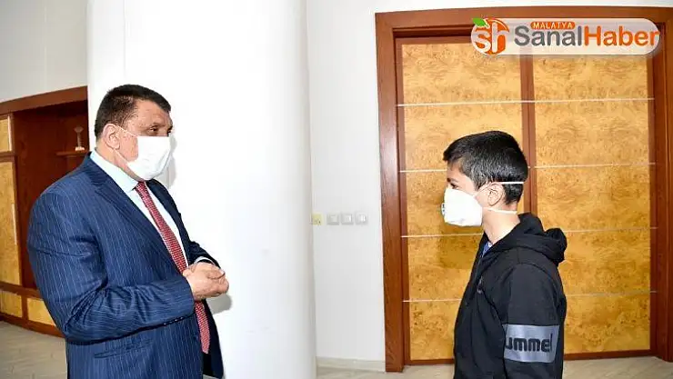 Kampanyaya burs parasını bağışladı