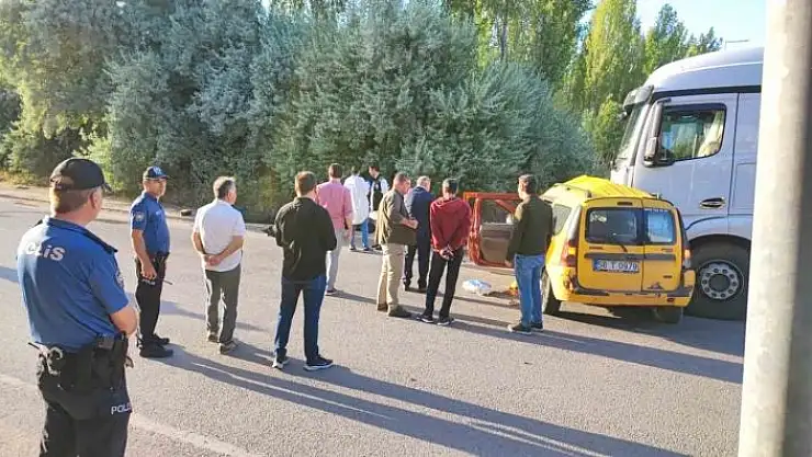 'Kamyon çarptığı ticari taksiyi sürükledi: 4 ölü, 1 ağır yaralı'