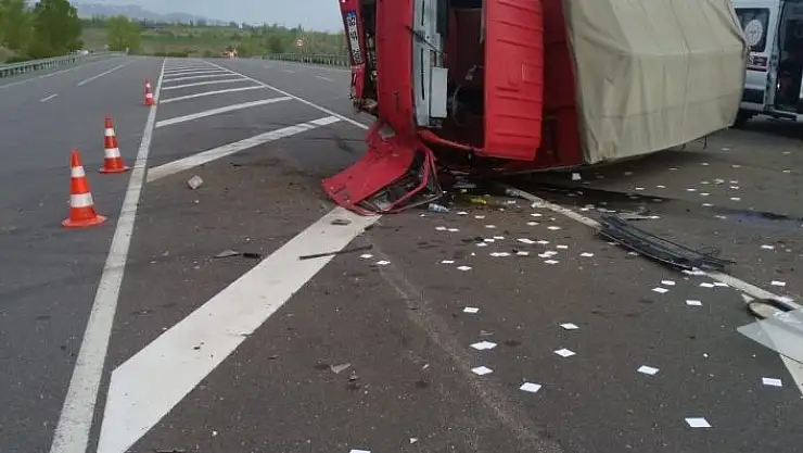 'Kamyon ile otomobil çarpıştı, 6 yaralı'