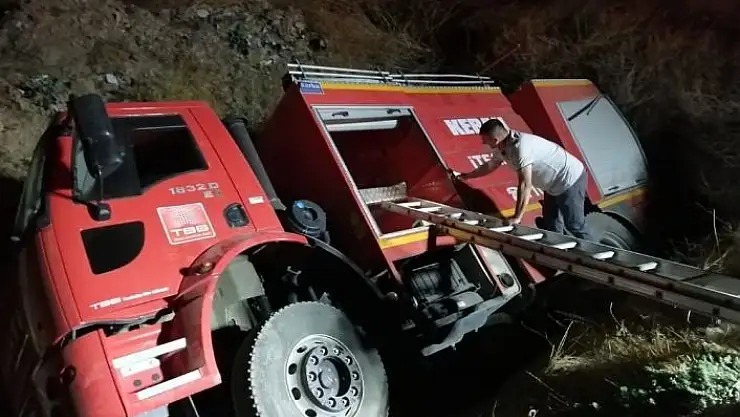 'Kamyon kazasına giden itfaiye aracı şarampole devrildi'