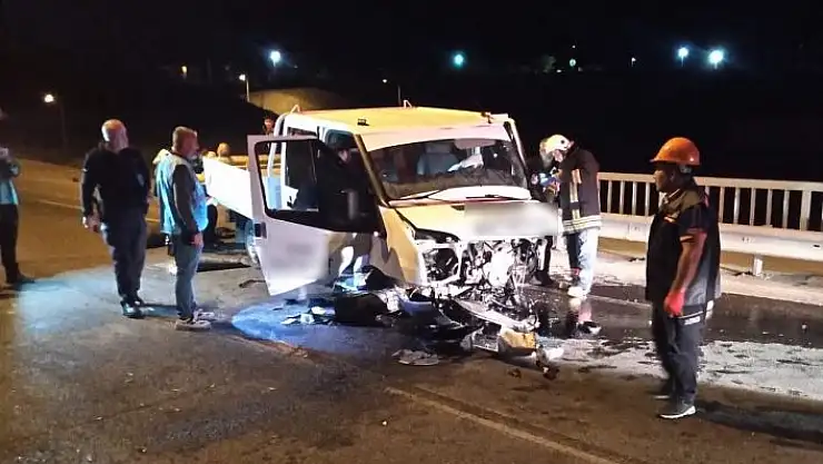 'Kamyonet bariyerlere çarptı: 1 yaralı'