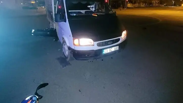 'Kamyonet ile motosiklet çarpıştı: 2 yaralı'