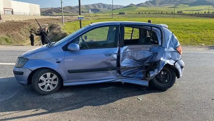 'Kamyonet otomobile çarptı: 7 yaralı'