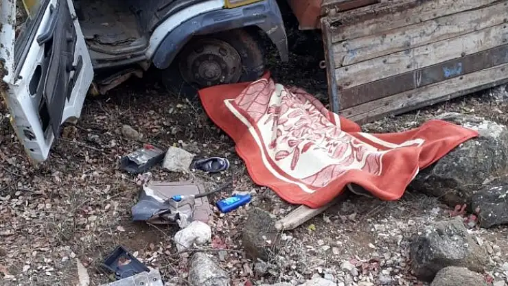 'Kamyonet şarampole yuvarlandı: 1 ölü, 1 yaralı'