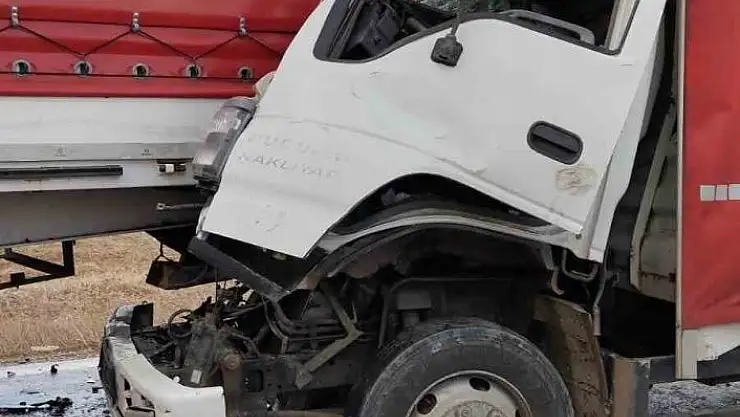 'Kamyonet tıra arakadan çarptı: 1 ağır yaralı'