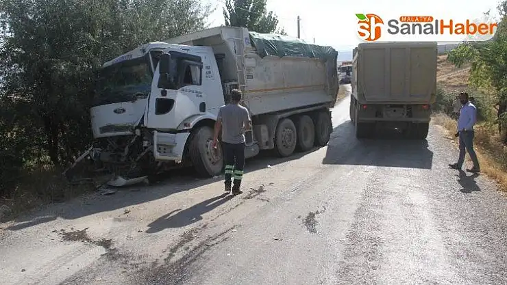 Kamyonlar çarpıştı: 1 yaralı