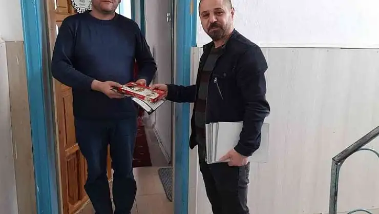 'Kapı kapı gezip imsakiye ve lokum dağıttı'