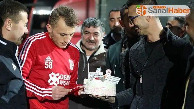 Kaptan Ziya Erdal'a sürpriz doğum günü kutlaması