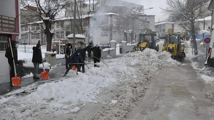 'Kar kalınlığı 30 santimetreyi buldu, temizleme çalışmaları başladı'