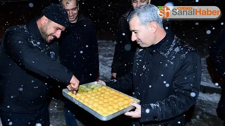 Kar mücadelesinde çalışanlara Başkan Çınar'dan baklava ikramı