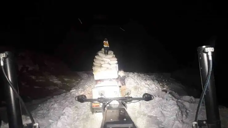 'Kar nedeniyle yolda mahsur kalan saman yüklü kamyonet, ekipler tarafından kurtarıldı'