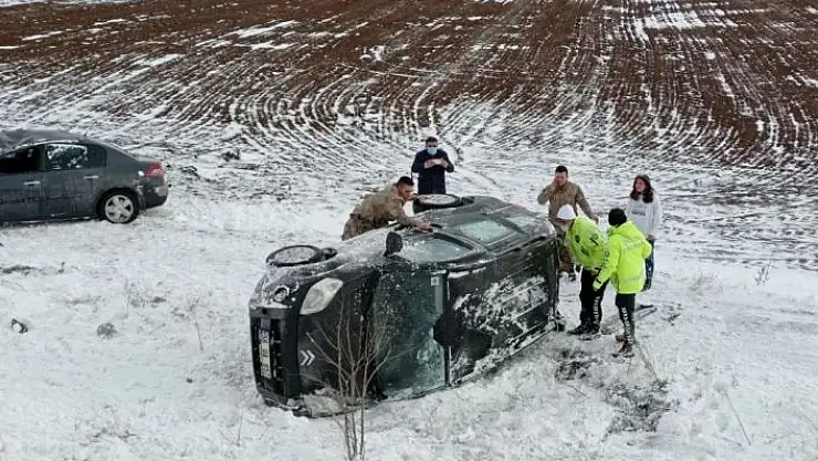 'Kar sürgünü kazalara neden oldu, jandarma kaza yapan araçtaki vatandaşları böyle kurtardı'
