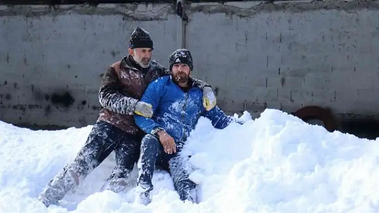 'Kar temizliğini bıraktılar çocuklar gibi oyun oynadılar'