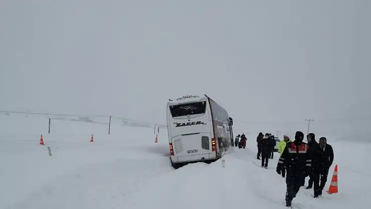 'Kara saplanan otobüsü jandarma kurtardı'