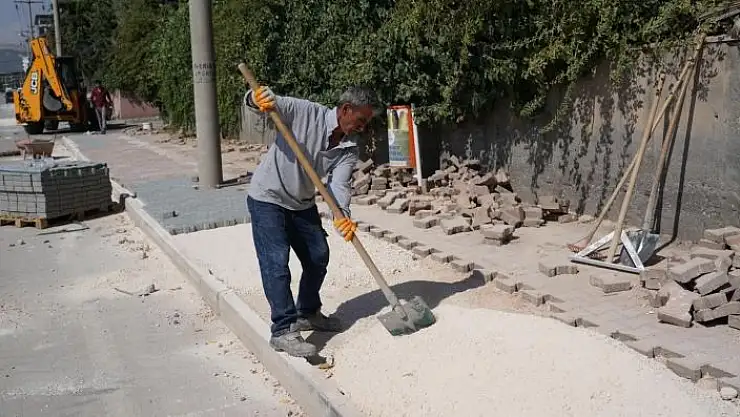 'Karaali Caddesinde kaldırım çalışması'