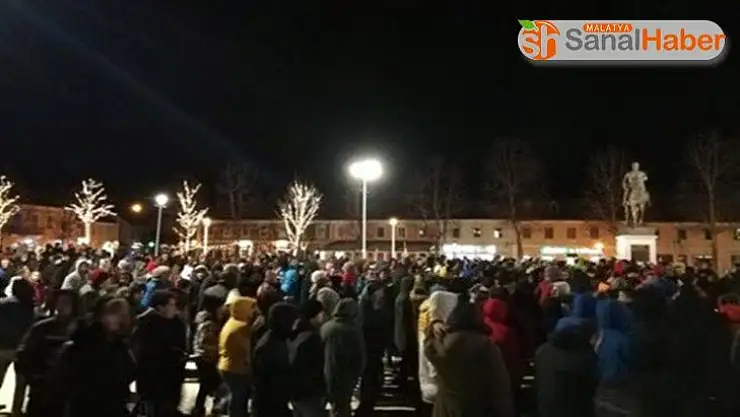 Karadağ'da Ortodoks Sırplar sokağa döküldü