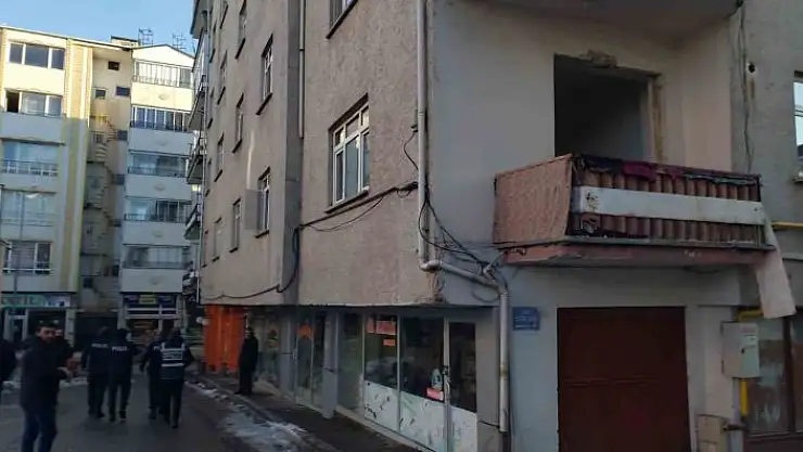 'Karakoçan´da ağır hasarlı 11 binada boşaltma işlemi sürüyor'