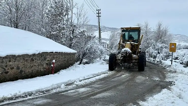 'Karakoçan ilçesinde karla mücadele çalışması sürüyor'
