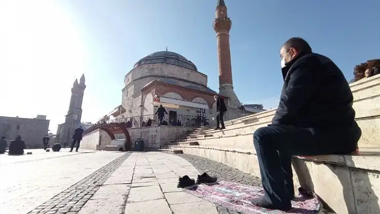 'Karar yanlış anlaşıldı, yılın ilk Cuma namazına katılım az oldu'