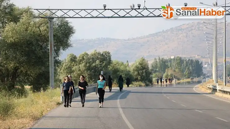 Karayolu yürüyüş yolu oldu