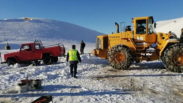 'Karda mahsur kalanların imdadına jandarma yetişti'
