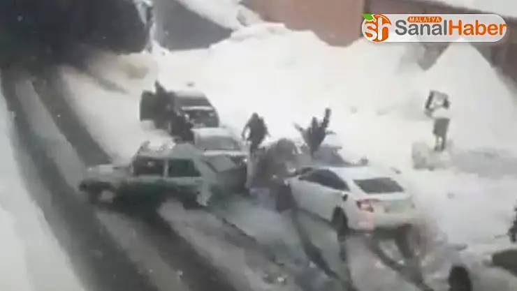 Karlı yolda 9 otomobil birbirine girdi: 3 yaralı