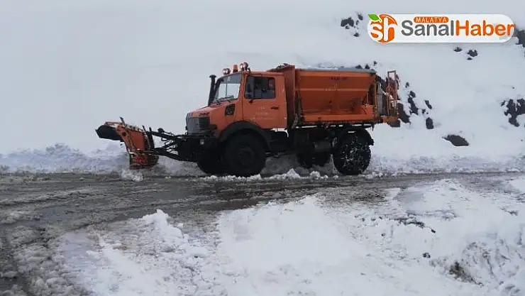 Karlı yollar temizleniyor