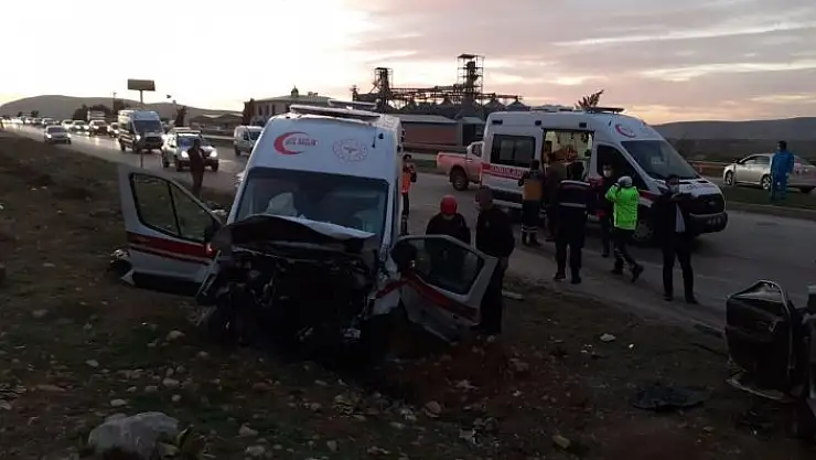 'Karşı şeride geçen otomobil ile ambulans kafa kafaya çarpıştı: 3 ölü, 3 yaralı'