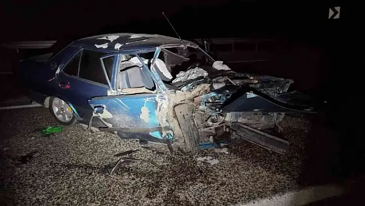 'Karşı şeride geçen otomobille kafa kafaya çarpıştı: 3 yaralı'