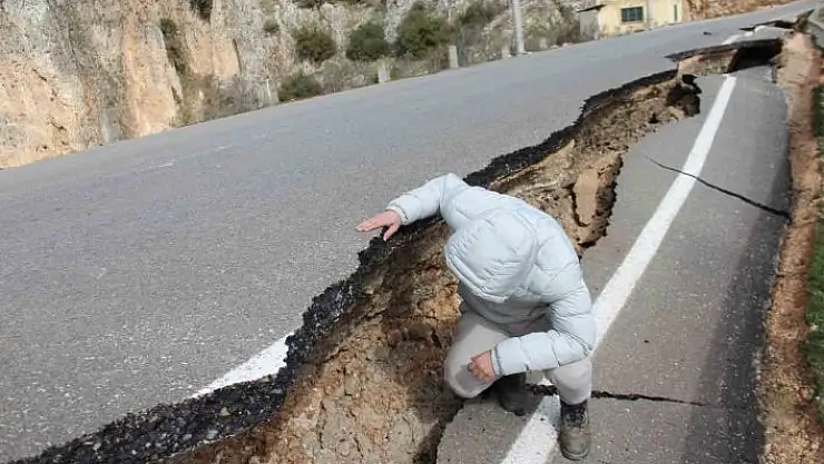 'Kartalkaya Barajı´nda yol ortadan ikiye ayrıldı'