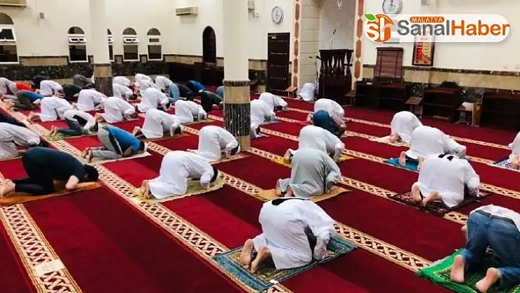 Katar'da camiler yeniden ibadete açıldı