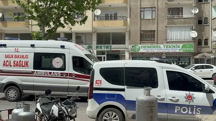 'Kavgayı ayırmaya çalışan yaşlı adam, yüzünden bıçaklandı'