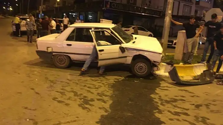 'Kavşakta çarpışan otomobillerdeki 2 kişi yaralandı'