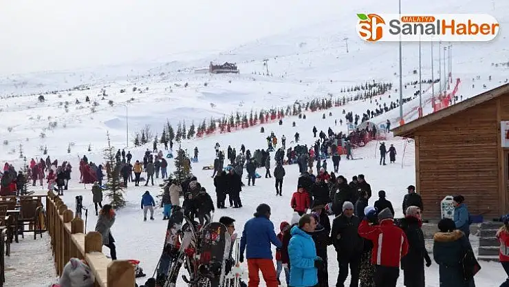 Kayak merkezinde kar kalınlığı 80 santimetreye ulaştı