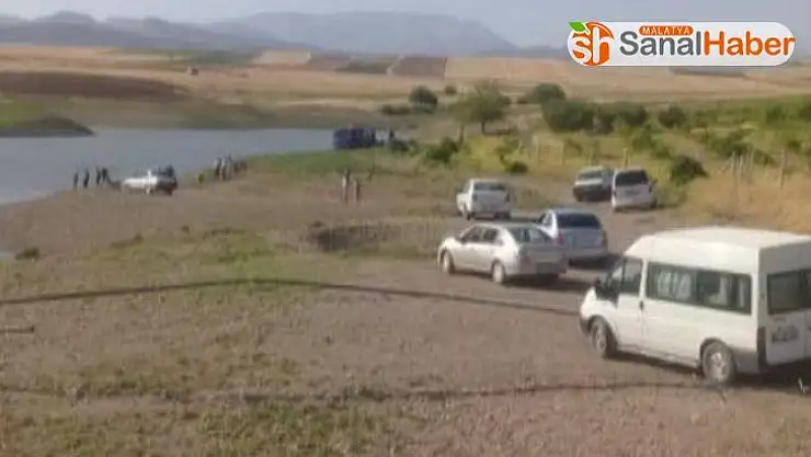 Kayan traktör gölete düştü