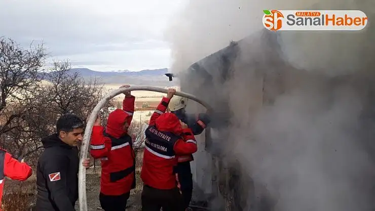 Kayıp Gülistan için yola çıkan ekip, karşılaştığı yangına müdahale etti