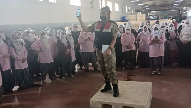 'Kayısı işçisi kadınlara KADES anlatıldı'